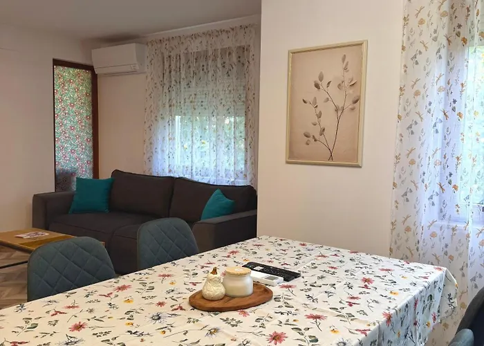 Draganovi 8b アパート